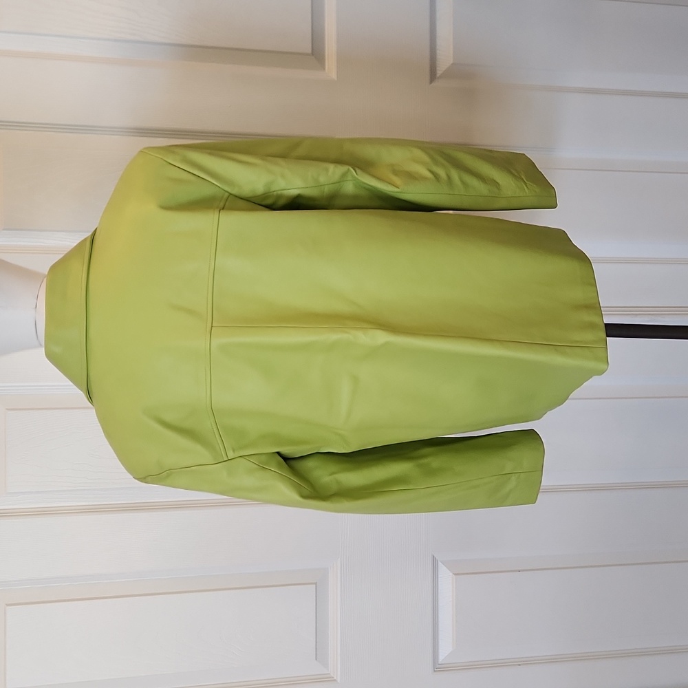 St John 100% Leather Blazer in a beautiful vibrant green. - Picture 7 of 12